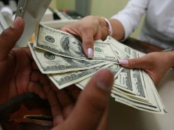 El dólar tiene un precio de 13.35 pesos a la compra. ARCHIVO  /