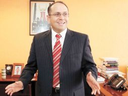 El diputado del PRD Arturo Santana anunció que su partido impugnará ante el IFE los candados a spots publicitarios. ARCHIVO  /