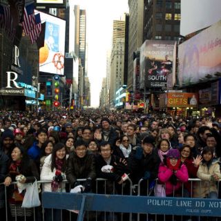 Miles de personas acuden a Times Square para recibir el Año Nuevo