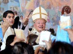 El cardenal realiza la bendción de velas en la misa de Año Nuevo en la parroquia de San Bernardo.  /