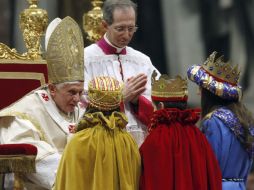 El Papa Benedicto XVI preside en la Basílica de San Pedro la primera misa solemne de 2012 por la XLV Jornada Mundial de la Paz. EFE  /