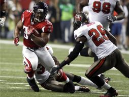 Los Halcones de Atlanta apalearon a los Bucaneros y evitaron enfrentarse a los Santos en los juegos divisionales. AP  /