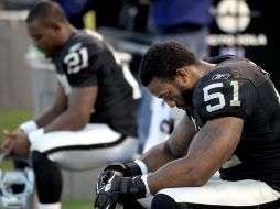 Los jugadores de Oakland, Curry y Sheppard lamentan la eliminación de los Raiders de la post temporada. AP  /