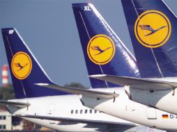 La compañía aérea Lufthansa quiere traspasar a los clientes los costes de la compra de derechos de emisiones contaminantes. ESPECIAL  /