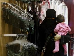 Una mujer ve prendas de lencería en Riad, Arabia Saudita. El gobierno dijo que comenzará a aplicar la ley el jueves. AP  /