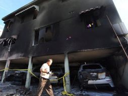 Los incendios causaron la destrucción de vehículos y afectaron edificios de apartamentos. EFE  /