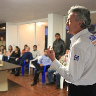 Jóvenes se reúnen con Alfonso Petersen