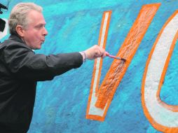 Santiago Creel continúa con sus actos proselitistas. Ayer pintó bardas a su favor en la delegación Benito Juárez. EL UNIVERSAL  /