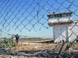 Los reos federales cortaron una malla para escapar. EL UNIVERSAL  /