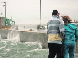 Veracruzanos observan las olas provocadas por los fuertes vientos, a consecuencia del ingreso del frente frío número 23. EL UNIVERSAL  /