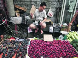 La sociedad china tiene tasas muy altas de ciudadanos dependientes y económicamente frágiles, afirma la profesora. AP  /