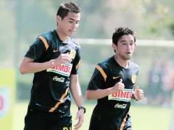 Paul Aguilar y Christian Bermúdez trotan alrededor del campo. MEXSPORT  /