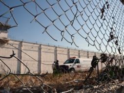 Los internos escalaron la barda perimetral con una cuerda y luego destruyeron una malla ciclónica. EL UNIVERSAL  /