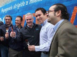 Santiago Creel con su equipo de campaña. ARCHIVO  /