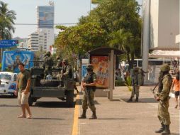 Unidades militares vigilando las calles de Veracruz como parte del operativo de seguridad. ARCHIVO  /