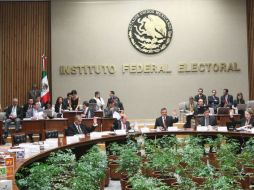El consejo del IFE durante sesión extraordinaria en las instalaciones del instituto. ARCHIVO  /