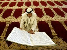 Un islamista radical leyendo el Corán, libro sagrado para el Islam. ARCHIVO  /