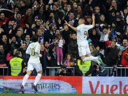 Özil y Benzemá festejan el tercer gol del Real Madrid en el partido. AFP  /