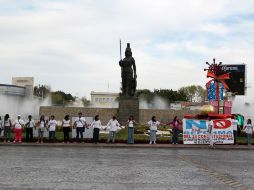 Los manifestantes se tomaron de las manos y rodearon la Glorieta Minerva.  /