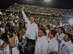 El precandidato del PRI, Enrique Peña Nieto con la militancia priísta de Yucatán en el parque de béisbol Kukulkán. EL UNIVERSAL  /