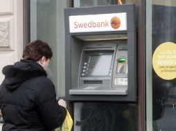 Usuarios de instituciones bancarias griegas e italianas hacen retiros de sus cuentas por el temor de una devaluación. ARCHIVO  /