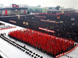 Norcoreanos participaron hoy en una multitudinaria manifestación en apoyo a las políticas del Estado y a su líder Kim Jong-un. EFE  /