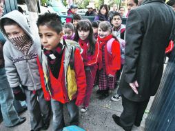 Somnolientos y con frío regresan a clases alumnos del turno matutino de la Escuela Primaria Urbana 909 “Agustín Yáñez” en Zapopan.  /