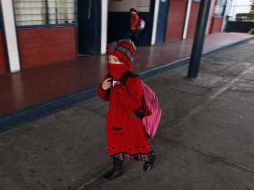 Los menores regresaron bien abrigados a las aulas para mitigar el frío.  /