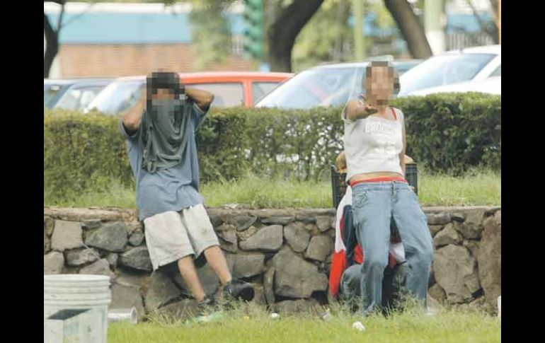 La mayoría de las veces son los propios familiares de los adictos quienes deciden internarlos en centros para su atención.  /