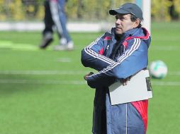 El técnico de Chivas Fernando Quirarte durante las prácticas de ayer en el Estadio Omnilife.  /