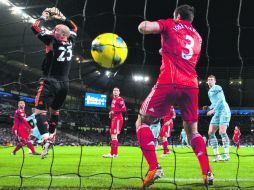 El arquero Reina reaccionó tarde al remate en el área chica del marfileño Touré, lo que significó el segundo tanto del Man City. AP  /