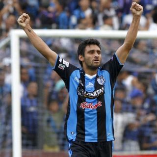El goleador Carlos Bueno, con un pie en San Lorenzo