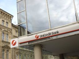 Las acciones de Unicredit perdían un 8.5 por ciento después del incremento de capital con un descuento de 43 por ciento. ESPECIAL  /