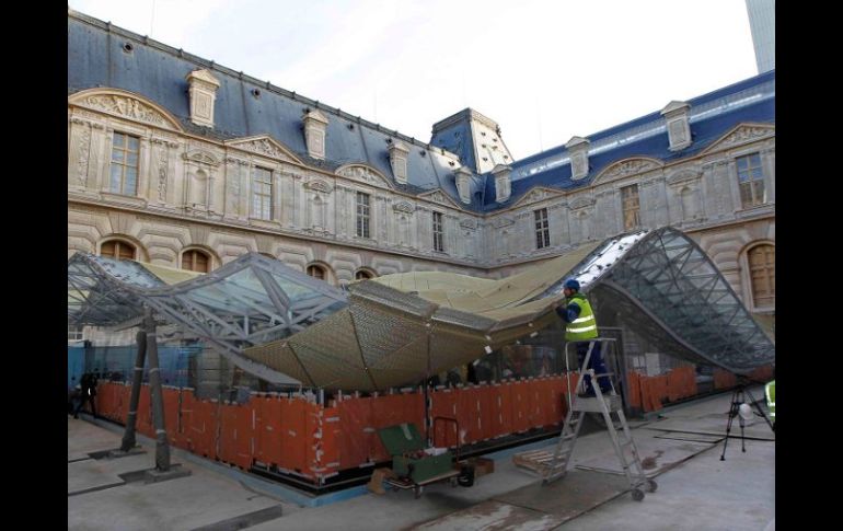 Los arquitectos Rudy Ricciotti y Mario Bellini crearon manto que permite el paso de la luz natural favoreciendo la galería. REUTERS  /