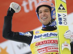 El austriaco celebra la victoria en la prueba de salto de esquí del torneo Cuatro Trampolines. EFE  /