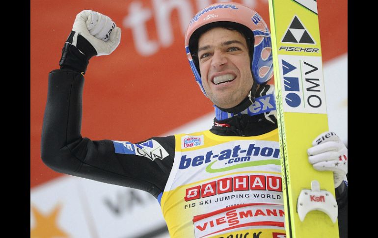 El austriaco celebra la victoria en la prueba de salto de esquí del torneo Cuatro Trampolines. EFE  /