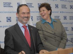 El CEN panista decidirá si se realiza o no una ''elección indicativa''. En la foto Gustavo Madero y Cecilia Romero.  ARCHIVO  /
