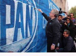 El precandidato presidencial del PAN, Santiago Creel,  pinta bardas para su precampaña. EL UNIVERSAL  /
