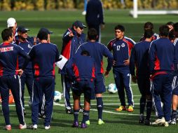 Quirarte da indicaciones durante el entrenamiento de Chivas. MEXSPORT  /