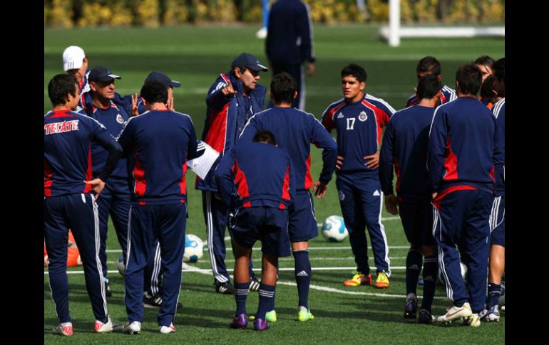 Quirarte da indicaciones durante el entrenamiento de Chivas. MEXSPORT  /