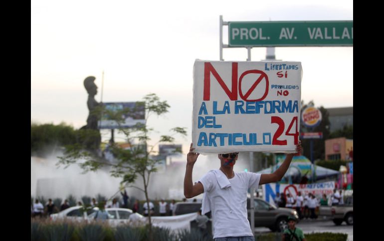 Habitantes se manifestaron ayer en la Minerva en contra de la reforma constitucional.  /
