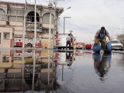 Un bombero termina de ordenar todos los implementos con los que apagaron el fuego en la mueblería. REUTERS  /