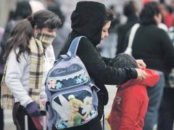 Los capitalinos resienten la fuerza del frente frío número 23. EL UNIVERSAL  /