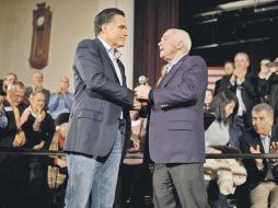 El republicano John McCain (derecha), muestra su apoyo al ganador de Iowa, Mitt Romney. AFP  /