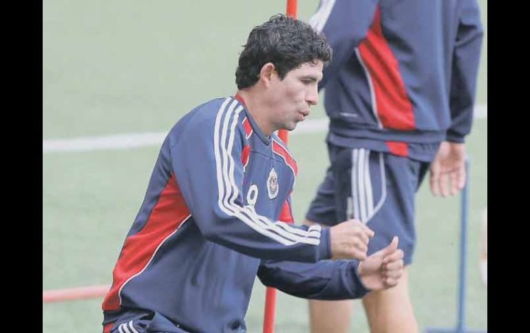 Jonny Magallón realiza ejercicios físicos durante la práctica del Rebaño en Verde Valle.  /