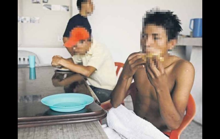 Entre las faltas más comunes en los centros de internamiento destacan el uso de agua no potabilizada y la preparación de alimentos.  /