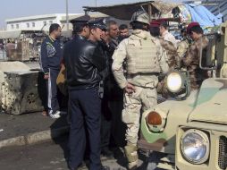Soldados y policías iraquíes en el escenario del atentado con bomba perpetrado en Ciudad Sadr, al este de Bagdad. EFE  /