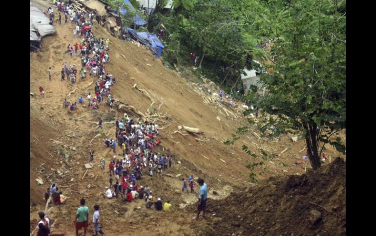 La zona donde una avalancha ha causado al menos 25 muertos y 15 heridos en una mina de oro en el aldea de Napnapan. EFE  /