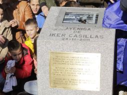 Posterior a la inauguración de la avenida, Iker Casillas se trasladó al Hospital del municipuio para entregar regalos. EFE  /