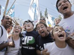 Simpatizantes lucen animados tras conocer un nuevo informe sobre la salud de la presidenta de Argentina, Cristina Fernández. EFE  /